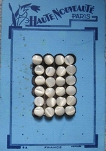 24 Parelmoerknopen - kaartje 6,5 mm