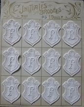 12 Initialen  F. Kart 3,5 cm